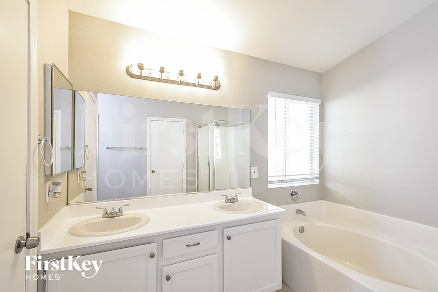 Building Photo - 7841 Olympus Ave