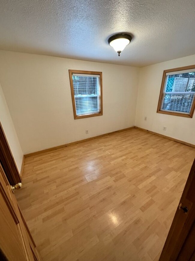 Building Photo - Cozy Pet friendly* 1Bd duplex! Available n...