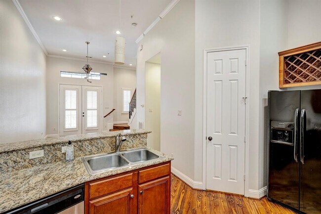 Building Photo - 2346 Camden Dr