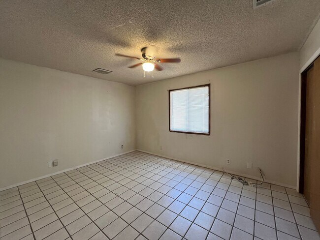 Building Photo - 3 Bedroom 2 Bathroom House with RV Parking...