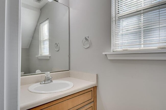 Building Photo - 2453 Riverlook Dr