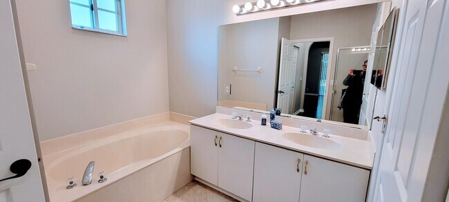 Building Photo - 8625 Plum Cay