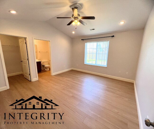 Building Photo - Fenced home close to West Gate of FLW!