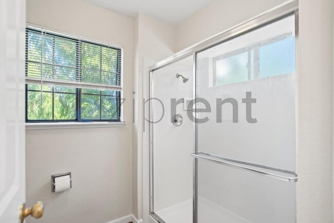 Building Photo - 1225 Oak Hill Ct