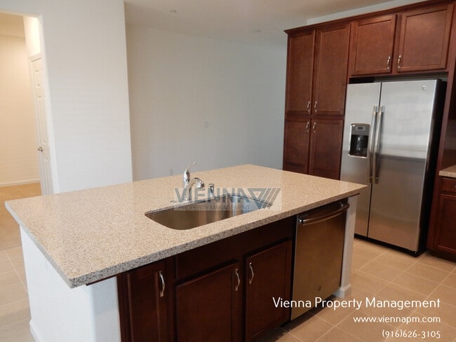 Building Photo - SINGLE STORY HOME IN ROSEVILLE!!!