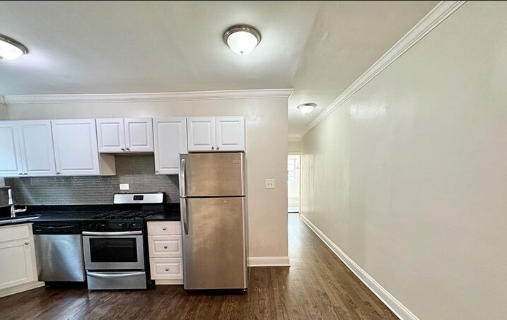 Building Photo - 3825 N Greenview Ave