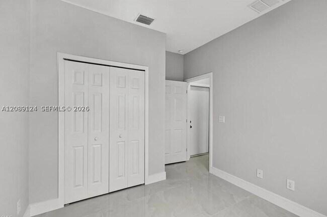 Building Photo - 631 Summit Ave S