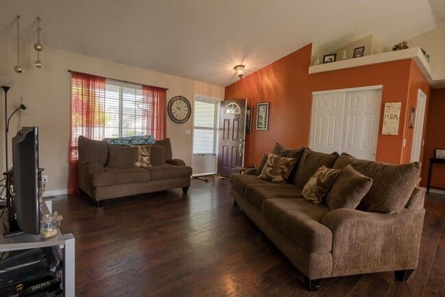 Building Photo - Beautiful 3 bedroom 2 bath Post Falls Home
