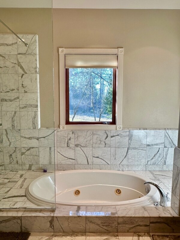 Building Photo - 10978 Squirrel Creek Rd