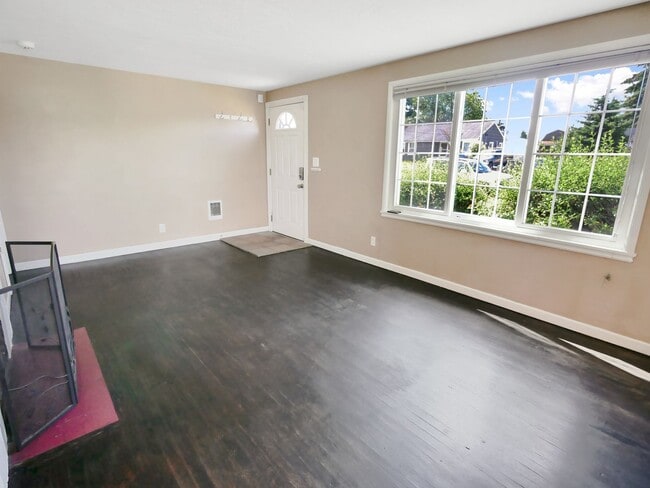Building Photo - 2 Bed and 1 Bath Charming Single-Family Ho...