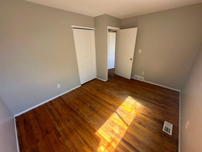 Building Photo - Awesome Eastpointe Ranch with finished basement