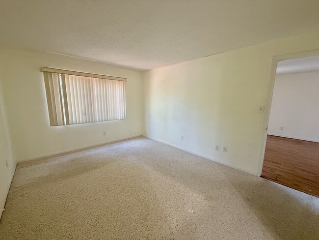 Building Photo - 2 bed 1 bath condo close to Siesta Key