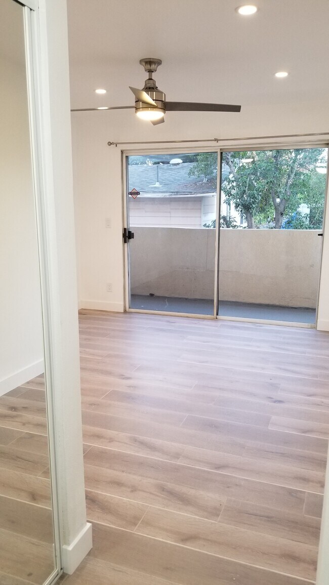 Building Photo - 6525 Woodley Ave