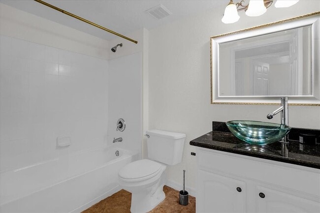 Building Photo - 13953 Fairway Island Dr