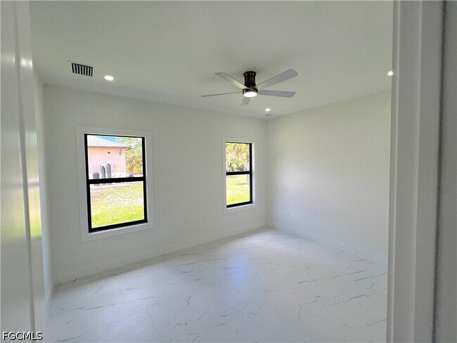 Building Photo - 2657 2nd Ave SE