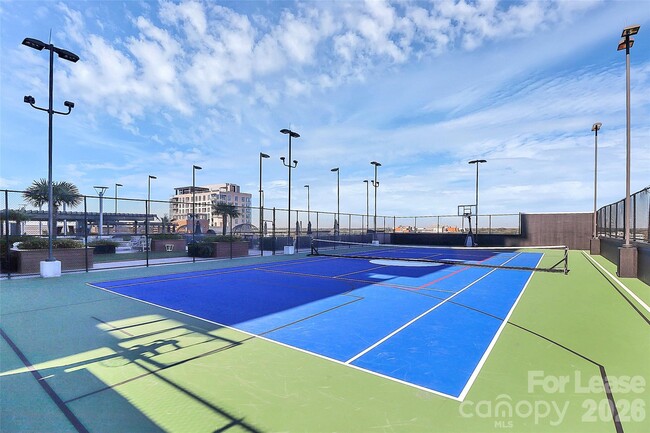 Building Photo - 215 N Pine St