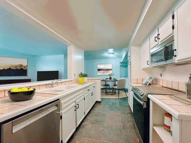 Building Photo - 2 Bedroom, 2 Bath, 1200 square feet, Gated Community