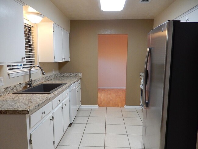 Building Photo - 4321 Snoopy Ln
