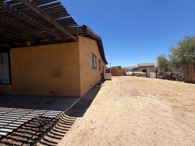 Building Photo - Beautiful 3 Bedroom House Located on Calico Lake