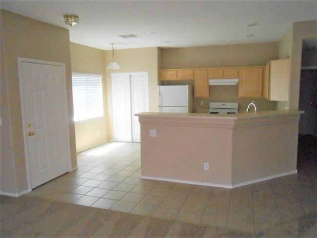 Building Photo - Beautiful Spacious Townhome in Gated Commu...