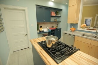 Building Photo - Awesome 4BD/3BA in prime Uptown! Remodeled w/ HGTV! Avail. May 1st!