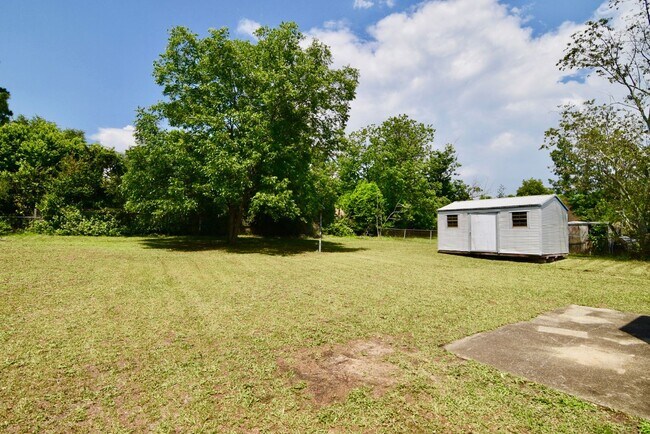 Building Photo - Renovated 3 Bed/2 Bath w/ Large Fenced Back Yard