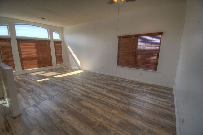 Building Photo - Great NW Three Bedroom , Two Bathroom, 2 C...