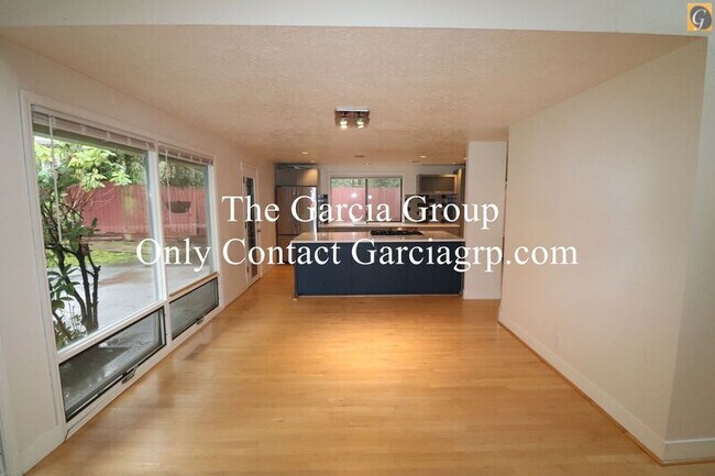 Building Photo - 10347 NW Alpenglow Way