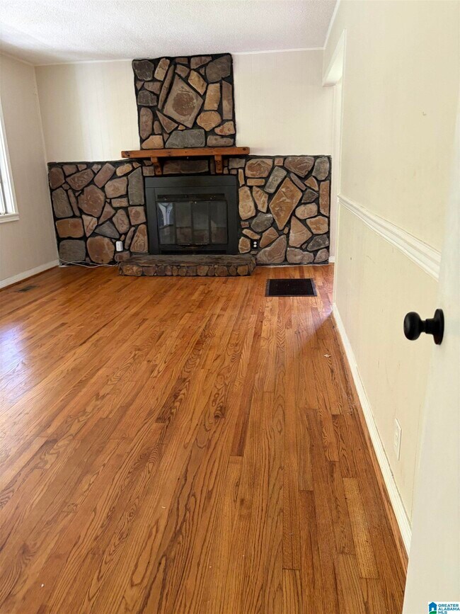 Building Photo - 1720 Home Garden Dr