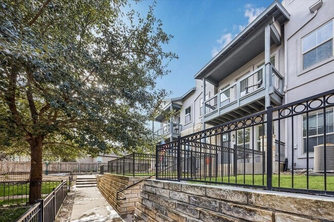 Building Photo - 2520 Bluebonnet Ln