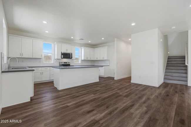 Building Photo - 921 E Desert Ln
