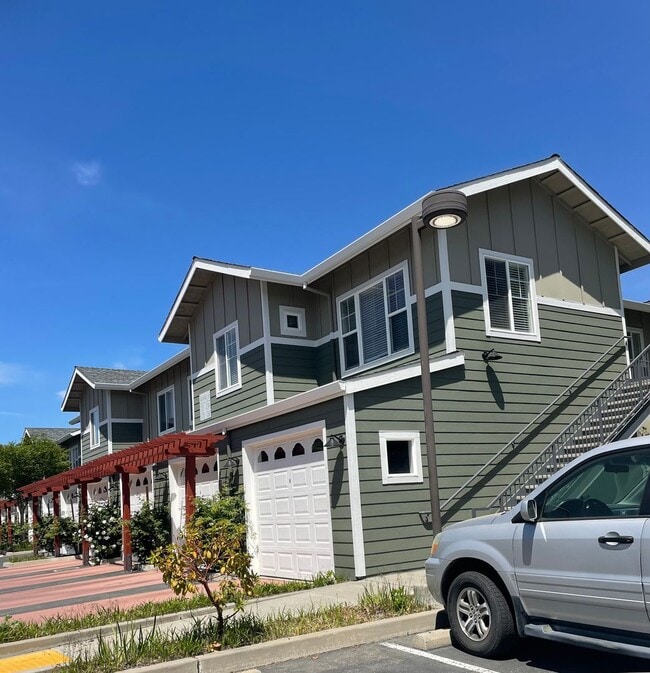 Primary Photo - Beautiful North Davis 2bed/2 bath Upstairs...
