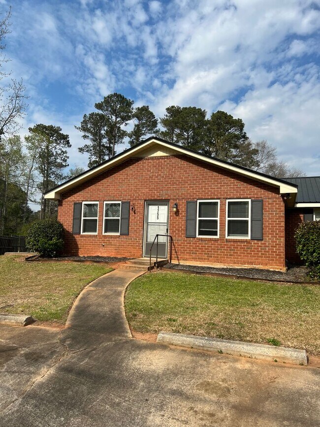 Building Photo - 1755-1757 Cedar Shoals Dr