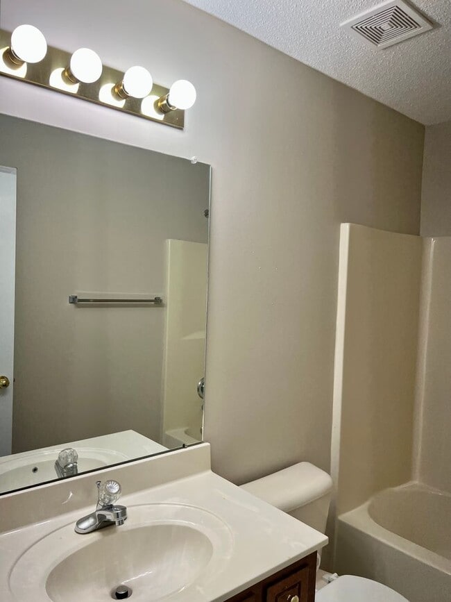Building Photo - AVAILABLE NOW! 3 Bedroom Home Available of...