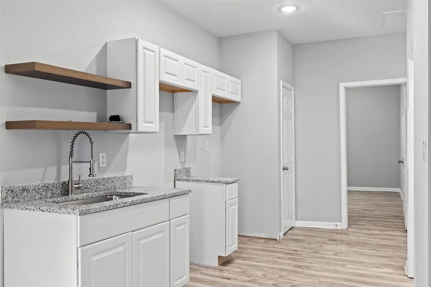 Building Photo - Room in Duplex on E Cannon St