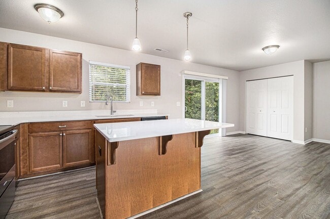 Building Photo - Immediate Occupancy Available!