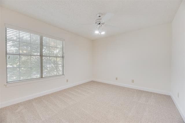 Building Photo - 708 Woodbend Dr