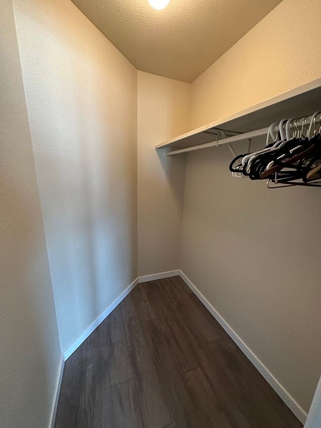 Building Photo - Renovated 1BR High-Rise Condo in Downtown ...