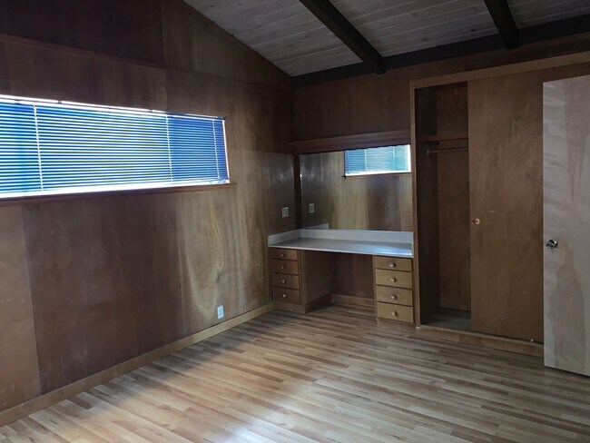 Building Photo - 4043 Greenwood Rd