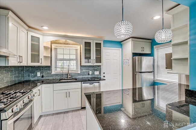 Building Photo - 14 Linden St