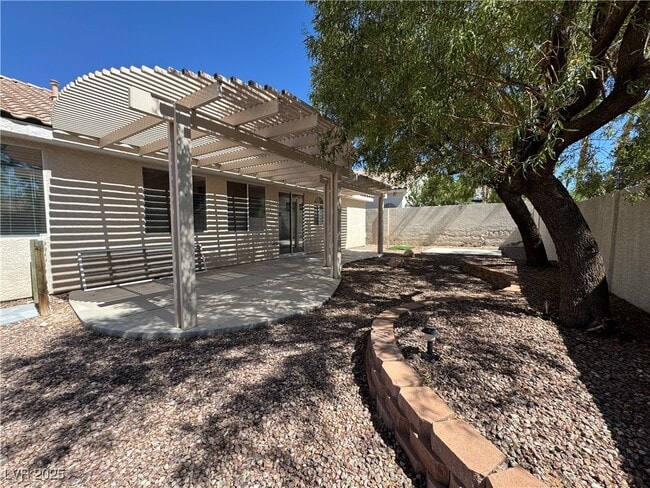 Building Photo - 1323 Dream Valley St