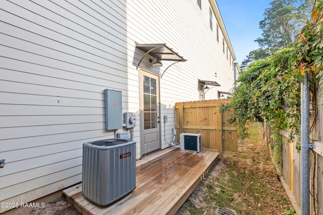 Building Photo - 202 Steiner Oaks