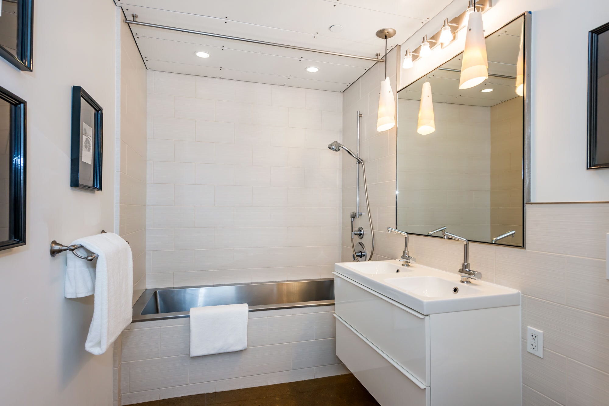 Bathroom-1 - 2 Mint Plz