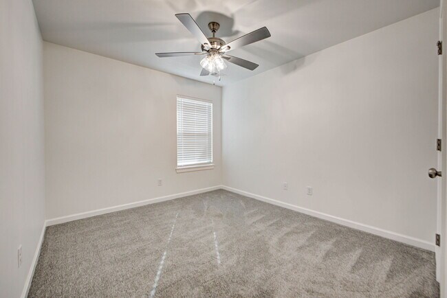 Building Photo - 323 Woodrock St