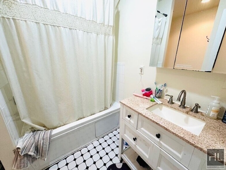 Building Photo - Floor Through 4 Bed/1.5 Bath Penthouse in ...