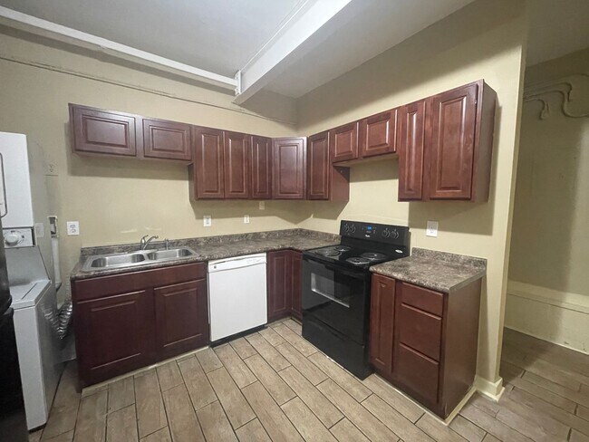 Building Photo - Adorable 2 Bedroom 1 Bath Apartment.Located in the Cotswold Area