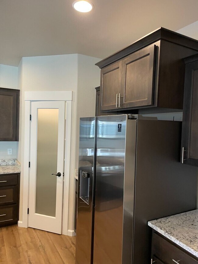 Building Photo - Beautiful Two Story 3 Bedroom 2.5 Bath Tow...