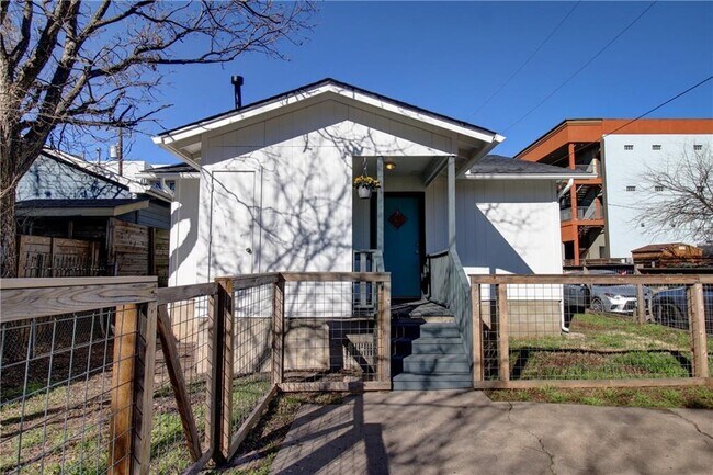Building Photo - 2717 Santa Rosa St