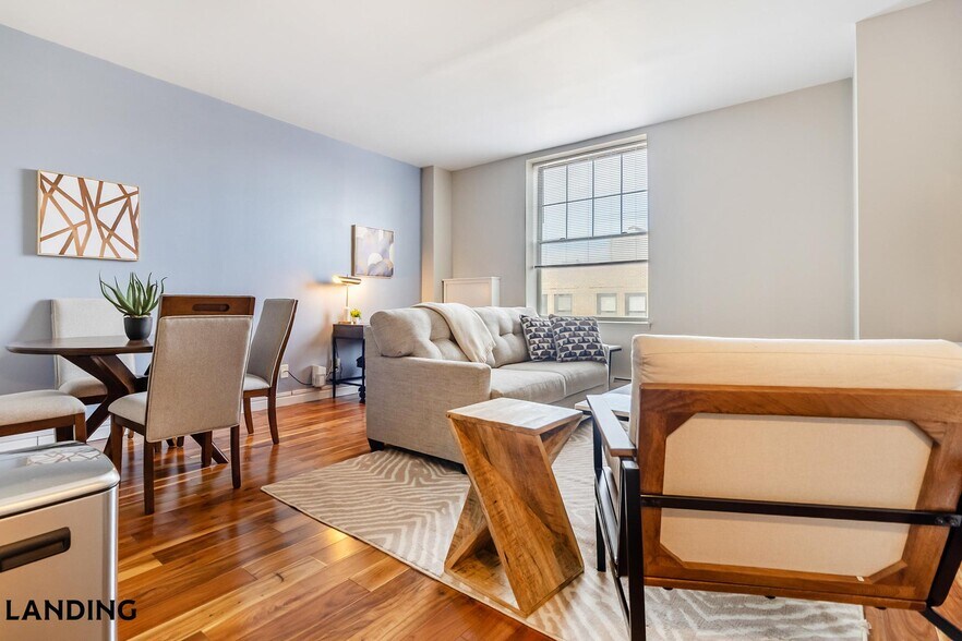 Building Photo - 265 College St