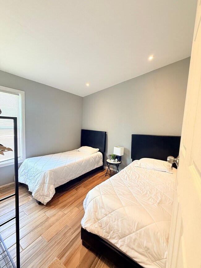 Building Photo - 941-941 Bayonne St